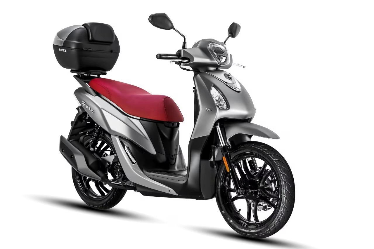 <div class='descrGalleryTitle'>Sym Symphony</div><div class='descrGalleryText'><p>Il Symphony (dotato di frenata combinata) è disponibile in <b>tre versioni</b>: lo “standard” viene venduto con bauletto di serie, fari Full LED e presa USB. La ciclistica prevede doppio freno a disco e due ruote da 16”; prezzo di listino 2.499 euro. C’è poi la <b>versione ST</b>, più ricca, con Abs, carrozzeria in due colori, anche il faro posteriore e le frecce a LED, vano sottosella che può contenere due caschi e sospensione posteriore regolabile; costa 2.899 euro franco concessionario. Si affianca a questi il <b><a href="https://www.dueruote.it/moto-scooter/sym/sym-symphony-125-sr-3895-1/" target="_blank">Symphony SR</a>, il più economico</b>, equipaggiato con vano sottosella di minori dimensioni, portapacchi, faro posteriore a LED e ammortizzatore posteriore regolabile. Costa 2.199 euro.</p>
</div>